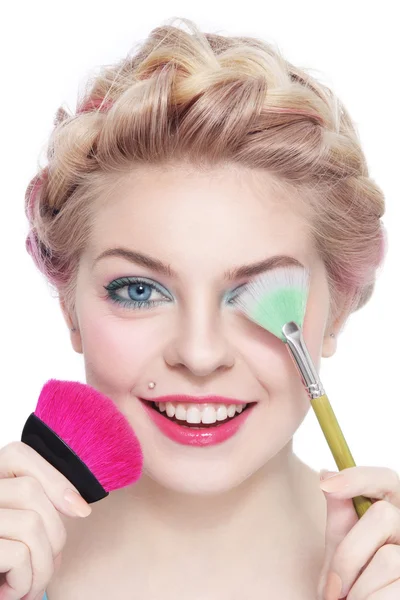 Blond tjej med make-up penslar — Stockfoto