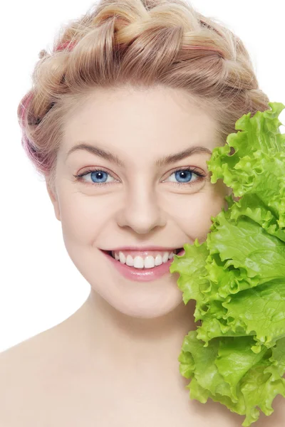 Junges blondes Mädchen mit grünem Salat — Stockfoto