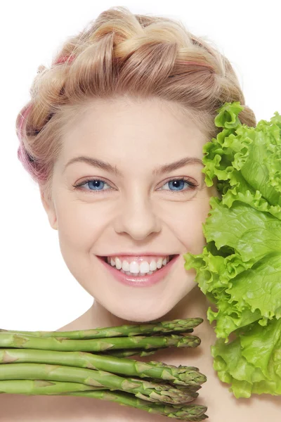 Mulher com salada verde e espargos — Fotografia de Stock