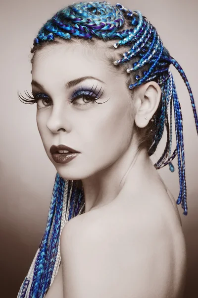 青い組み紐と偽まつげを持つ女性 — ストック写真