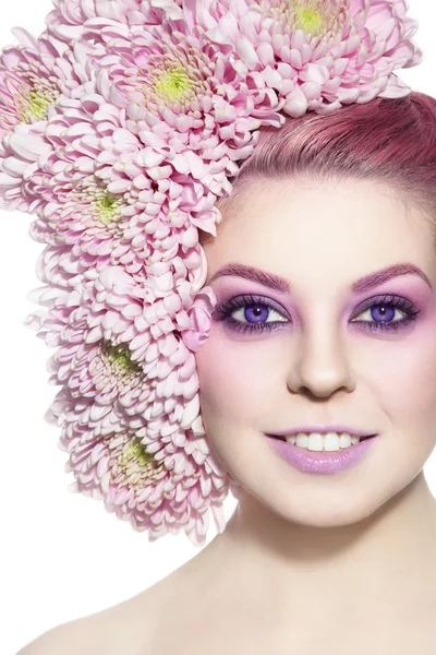 Kobieta z elegancki fioletowy makijaż i kwiaty — Zdjęcie stockowe