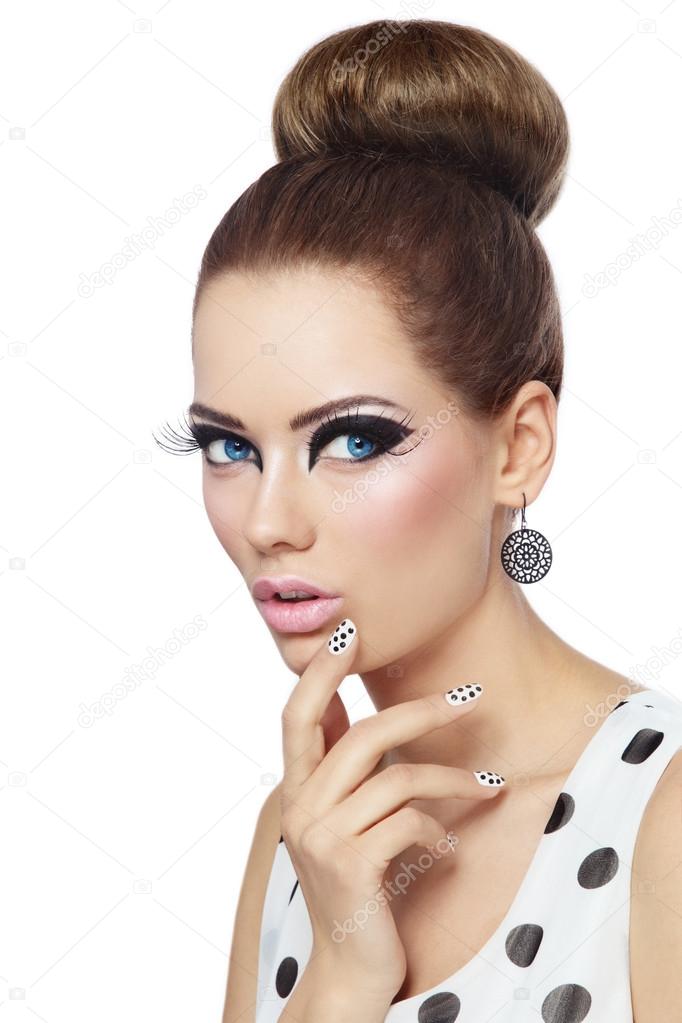 girl with cat eyes and polka dot manicure