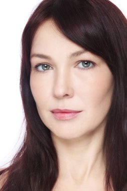 Orta yaşlı bir kadın ile temiz makyaj