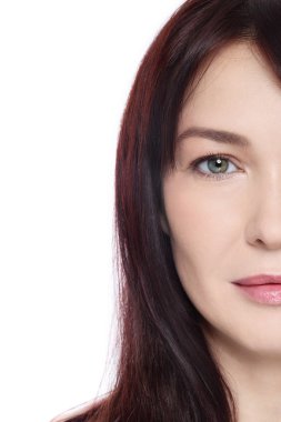 Orta yaşlı bir kadın ile temiz makyaj