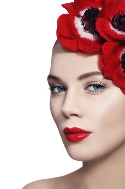 Kadın temiz makyaj ve kırmızı dudaklar