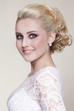 güzel mutlu gülümseyen sarı gelin