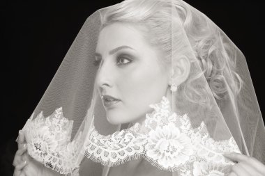 Sarışın gelin gelin peçe ile