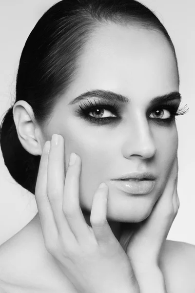 Femme avec des yeux fumés et un chignon à cheveux — Photo