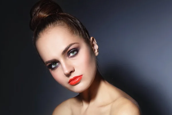 Mulher com maquiagem elegante com pão de cabelo — Fotografia de Stock