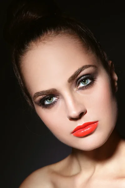 Hermosa mujer con maquillaje elegante —  Fotos de Stock