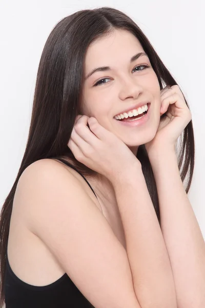 Gezonde tiener meisje met lange haren lachen — Stockfoto