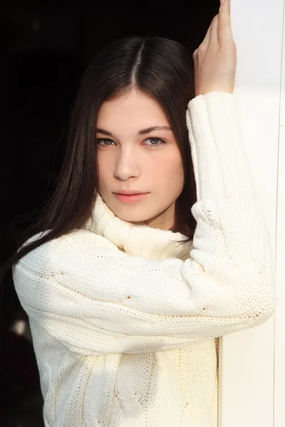 Menina bonita em pulôver branco — Fotografia de Stock