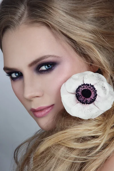 Chica con elegante violeta ojos ahumados —  Fotos de Stock