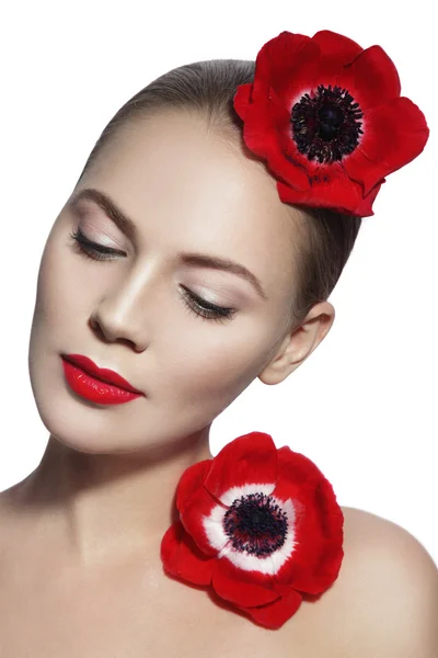 Kırmızı dudaklar ve kırmızı çiçekler kadın ile — Stok fotoğraf