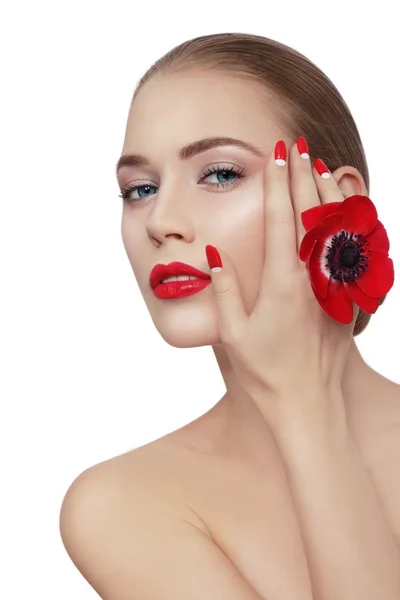 Mulher com maquiagem limpa e flor vermelha — Fotografia de Stock