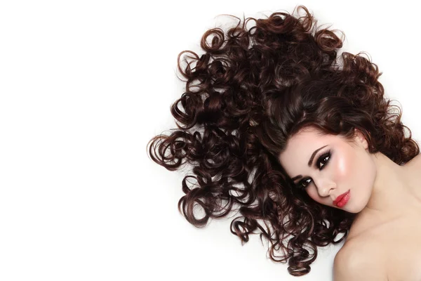 Mulher com cabelo encaracolado longo escuro — Fotografia de Stock