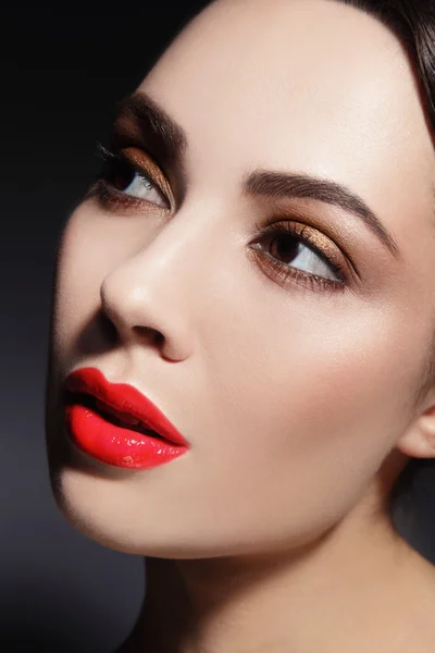 Femme avec lèvres rouges et maquillage élégant — Photo