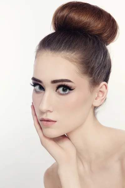 Mujer con gato ojos maquillaje — Foto de Stock