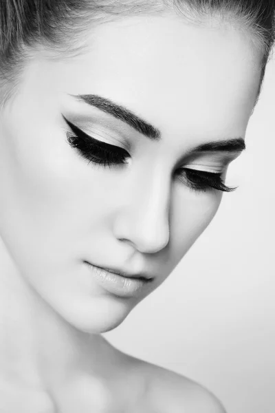 Krásná dívka s cat eye make-up — Stock fotografie