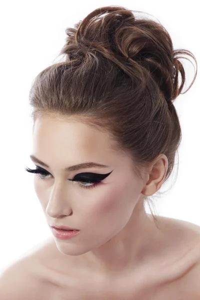 Frau mit schickem Katzenaugen-Make-up — Stockfoto
