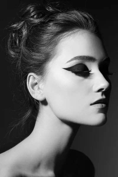 Woman with stylish cat eyes makeup — ストック写真