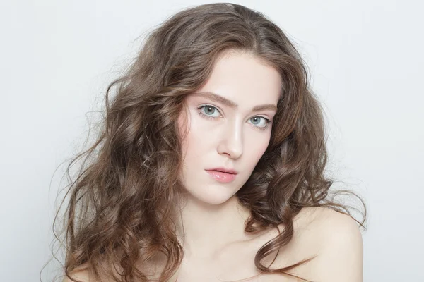 Mujer con cabello rizado largo y saludable — Foto de Stock