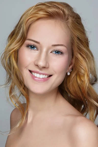 Woman with curly hair and clean make-up — Stockfoto