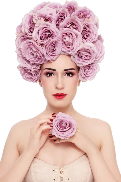 Femme avec perruque fantaisie de roses fraîches — Photo