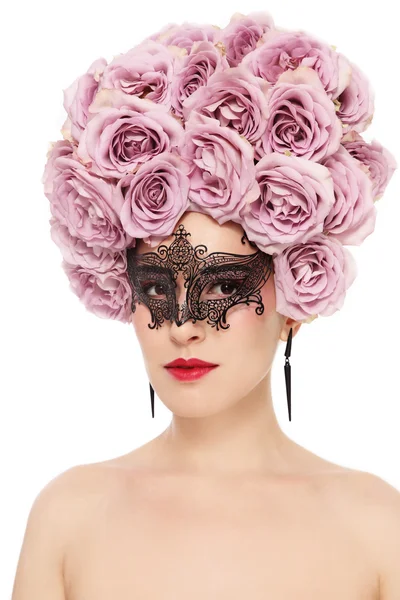 Женщина в цветочном парике и венецианской маске — стоковое фото