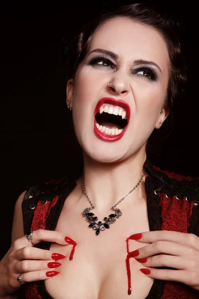 Женщина с вампирскими клыками плачет — стоковое фото