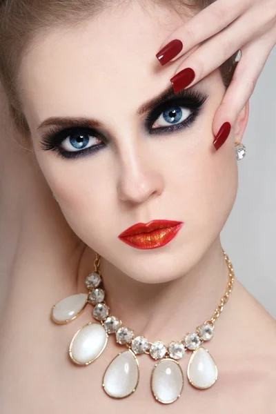 Woman with smoky eyes and long nails — Stockfoto