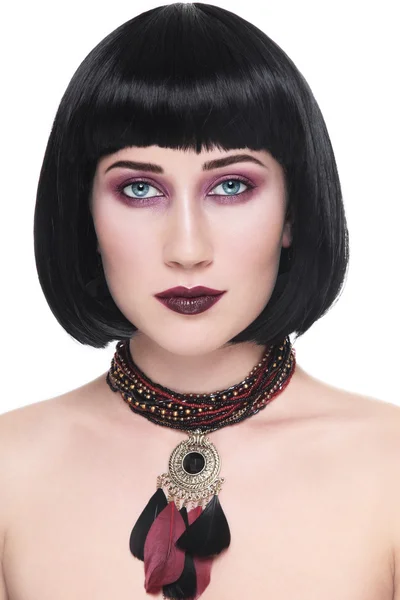Женщина со стильным макияжем и этническим ожерельем — стоковое фото