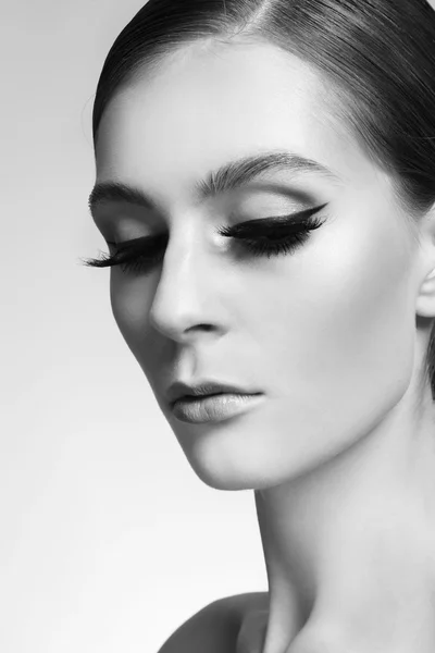 Woman with cat eyes make-up — Stockfoto