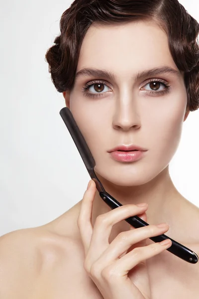 Woman with  hairdo and vintage razor — Stock Photo, Image