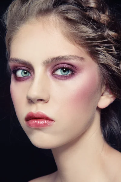 Mujer con maquillaje elegante — Foto de Stock