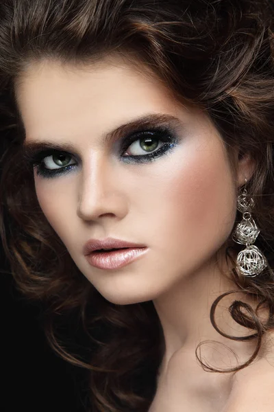 Vrouw met stijlvolle make-up en krullend haar — Stockfoto