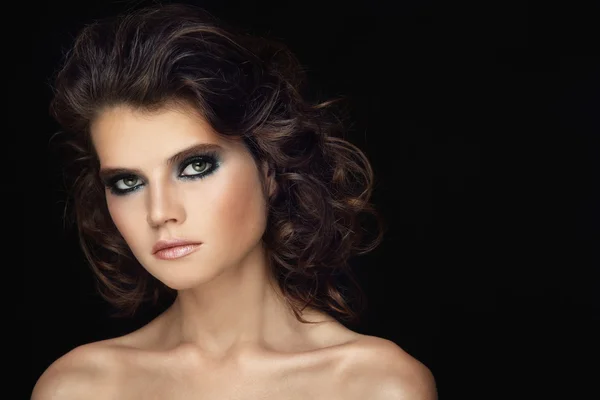 Mujer con maquillaje elegante y cabello rizado —  Fotos de Stock