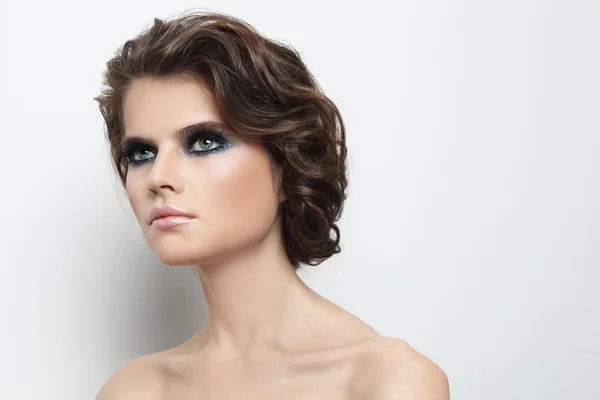 Kvinna med snygg make-up och lockigt hår — Stockfoto