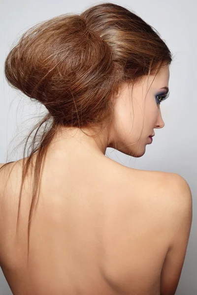 Mulher com pão de cabelo elegante — Fotografia de Stock