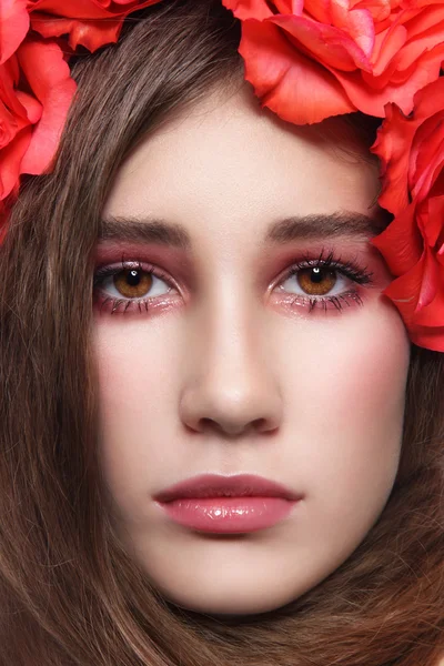 Mulher com flor headband — Fotografia de Stock