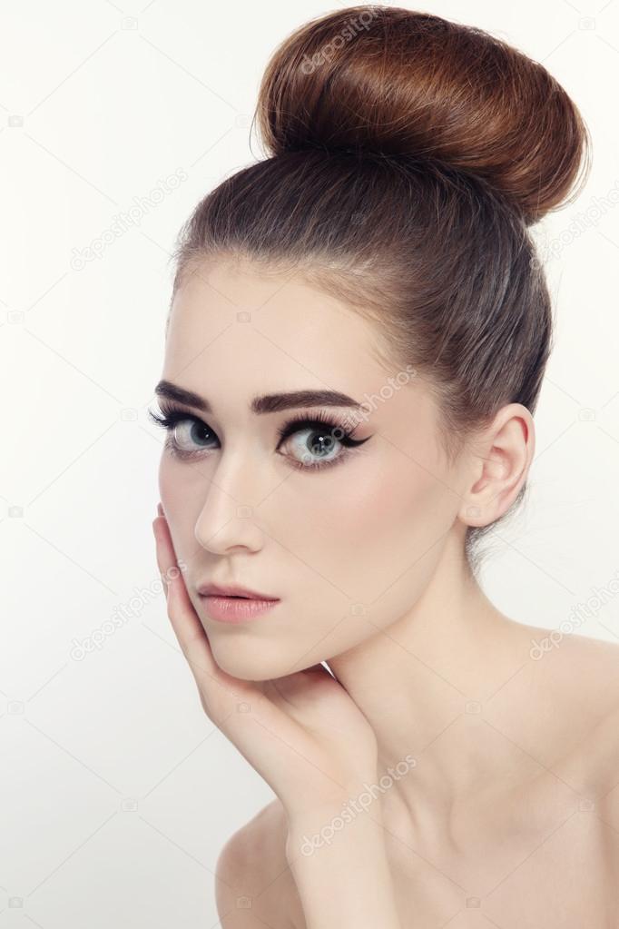 woman with cat eyes make-up