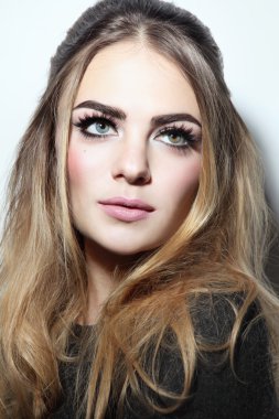 şık bir saç modeli ile güzel kadın