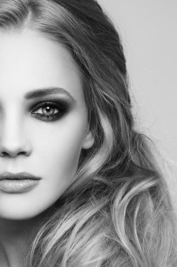 kadın dumanlı göz ve dağınık saç modeli