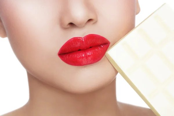 Labios femeninos con barra de chocolate blanco —  Fotos de Stock