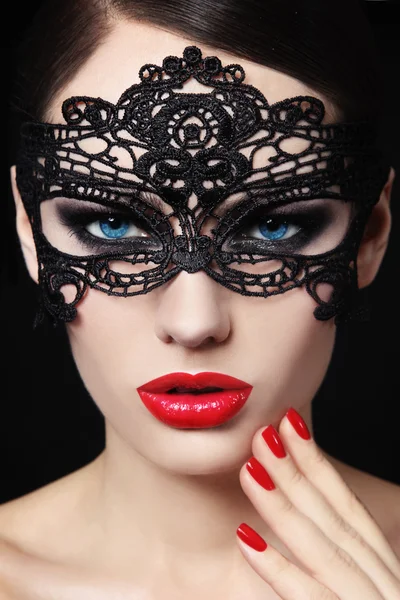 Femme en dentelle noire masque — Photo