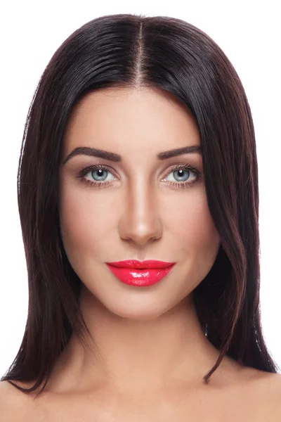 Gebräunte Frau mit rotem Lippenstift — Stockfoto
