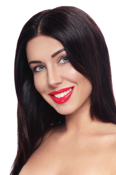 Sorridente donna bruna con rossetto rosso — Foto Stock