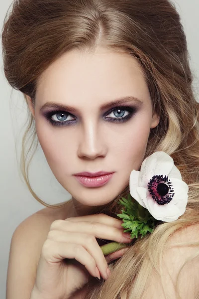Meisje met stijlvolle violet make-up — Stockfoto