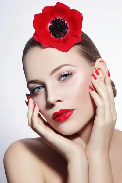 Woman with red flower in hair — Stock Photo, Image