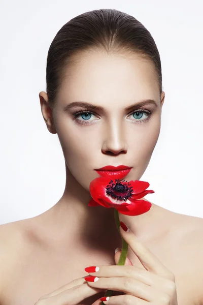 赤い花を持つ美しい女性 — ストック写真